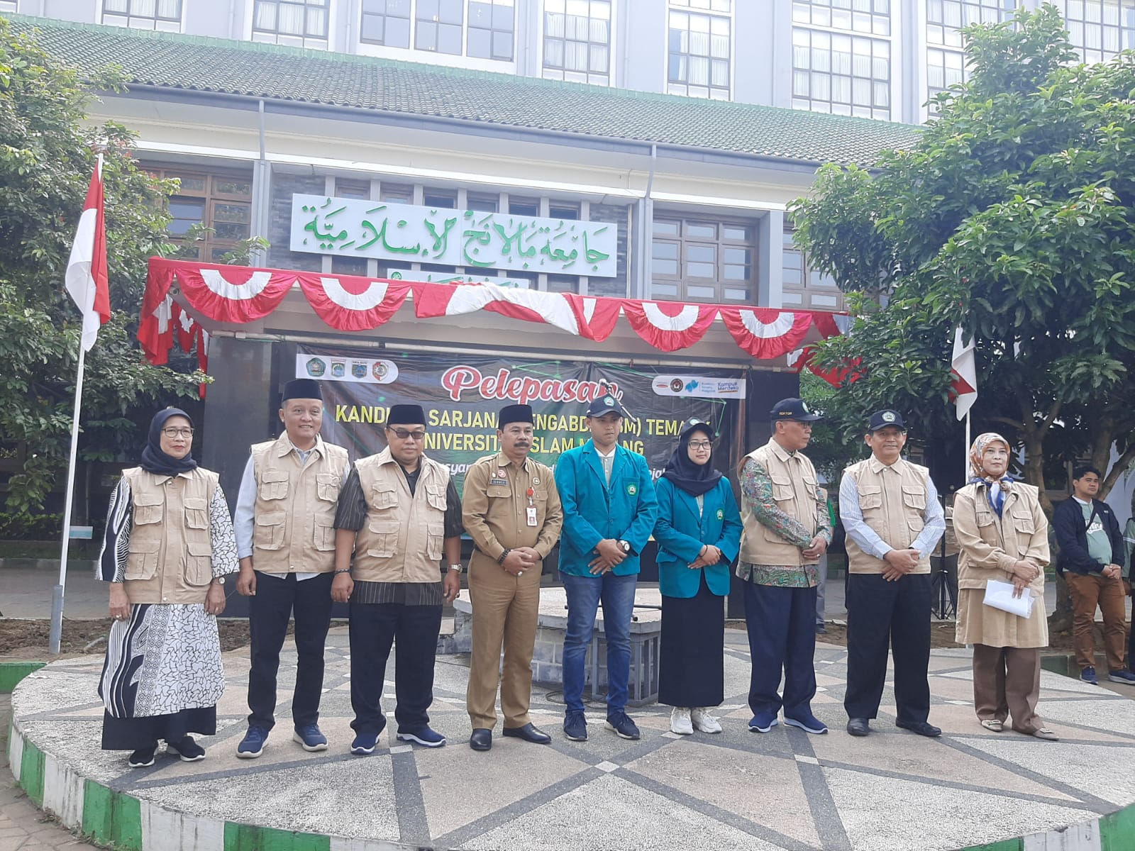 Jajaran Unisma, Pemkab Malang dan para dosen pembimbing serta wakil mahasiswa dalam pemberangkatan KSM.