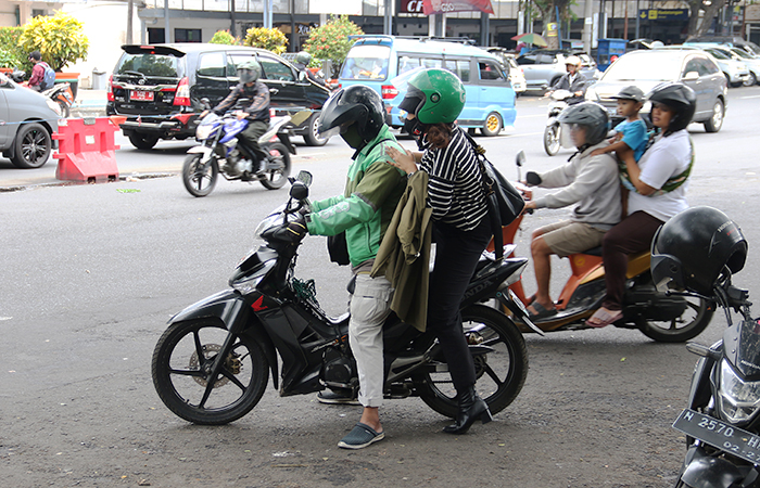 Para driver transportasi online mangkal di depan Stasiun Malang, kemarin (8/8). Mereka menunggu orderan&nbsp;dari&nbsp;penumpang.