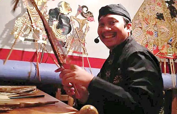 Prof Aji Prasetya Wibawa ST MMT PhD menjadi dalang di Adelaide, Australia. Dia mengenalkan budaya Indonesia ke warga mancanegara.