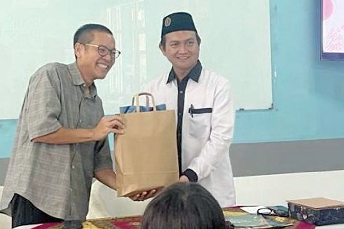 KENANG-KENANGAN: Toshihiro Doi (Director of Doit Company, Beppu, Oita, Japan) me&shy;nyerahkan cinderamata kepada kepala SD BSS H Moh Khoirul Mawahib SAg.