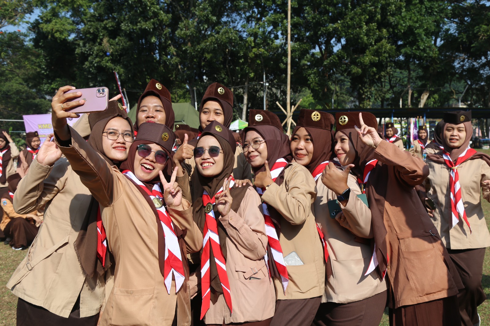 Dekan FKIP UMM Dr. Trisakti Handayani, M.M foto bersama para peserta Kursus Pembina Pramuka Mahir Tingkat Dasar (KMD) dan Lanjut (KML).