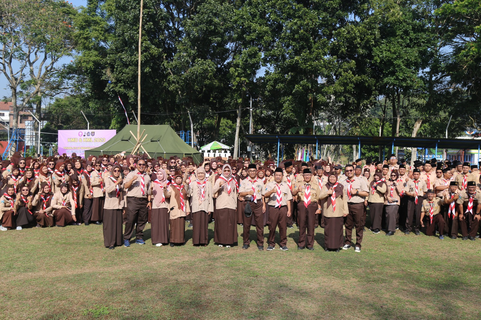 Sebanyak 385 mahasiswa PPG Prajabatan Angkatan I TA. 2022/2023 UMM foto bersama para pembina Kursus Pembina Pramuka Mahir Tingkat Dasar (KMD) dan Lanjut (KML).