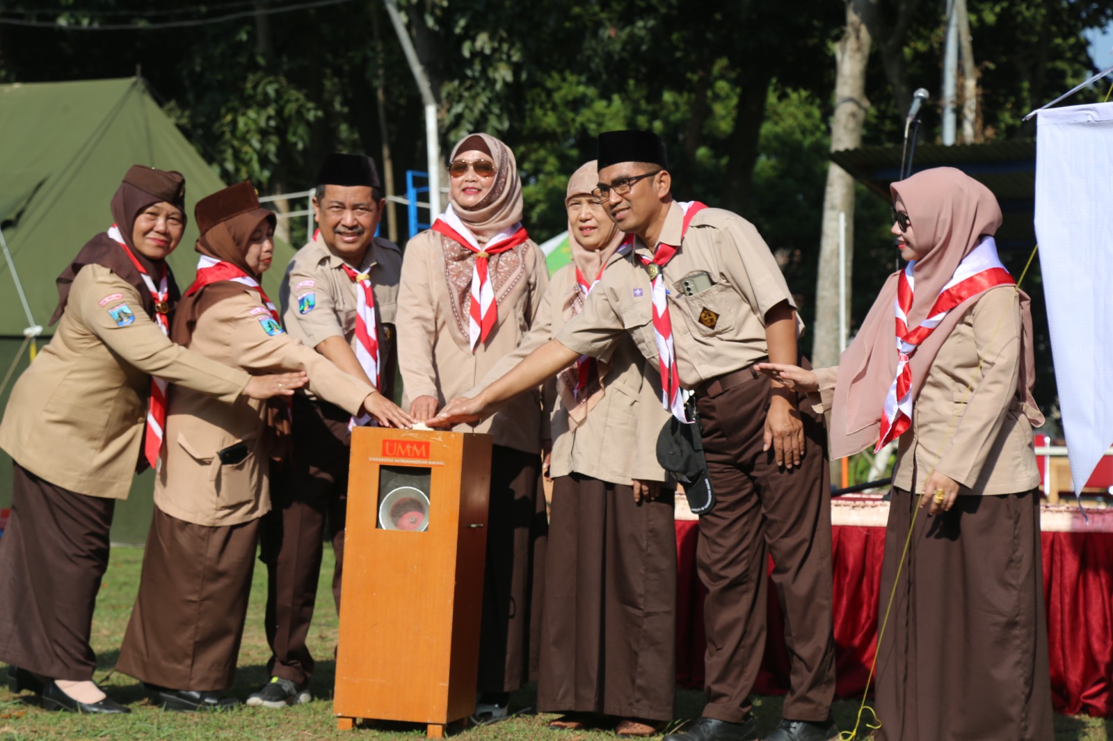 Dekan FKIP UMM Dr. Trisakti Handayani, M.M. secara seremonial membuka acara apel Kursus Pembina Pramuka Mahir Tingkat Dasar (KMD) dan Lanjut (KML), 8 Agustus lalu dengan memencet tombol sirene.