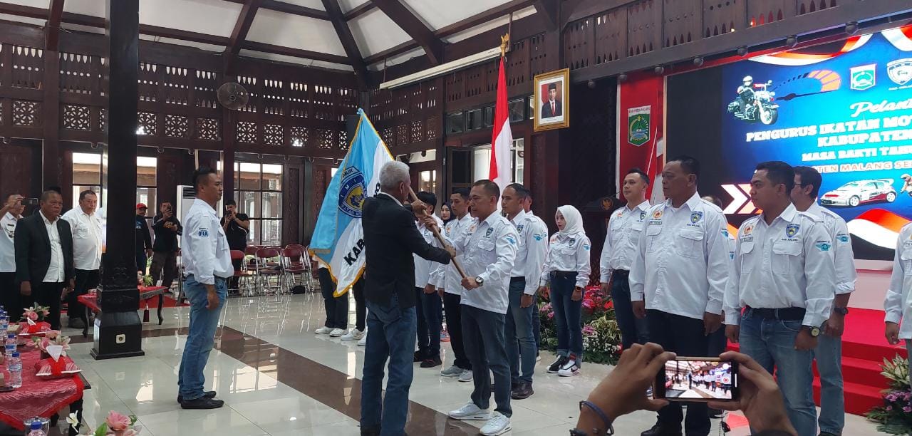 Prosesi penyerahan pataka dalam rangkaian pelantikan pengurus IMI Kabupaten Malang.
