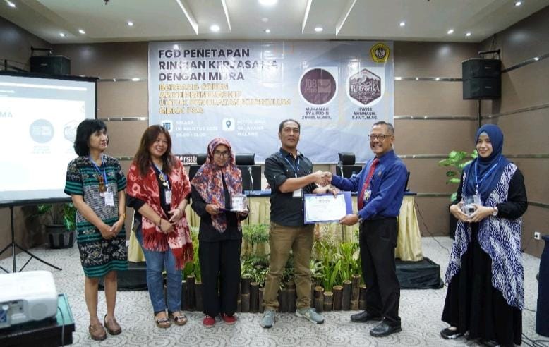 Pemberian sertifikat kepada owner CV. Job Studio oleh Wakil Rektor I UNMER Malang.