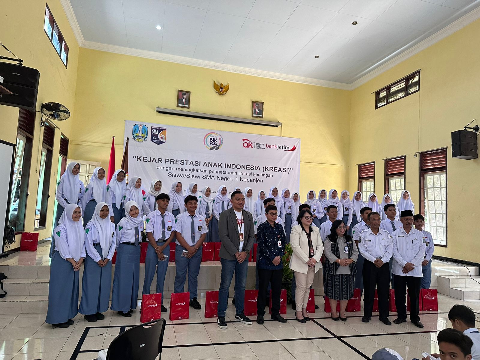 Suasana edukasi dan sosialisasi literasi keuangan Bank Jatim Cabang Kepanjen di SMAN 1 Kepanjen.