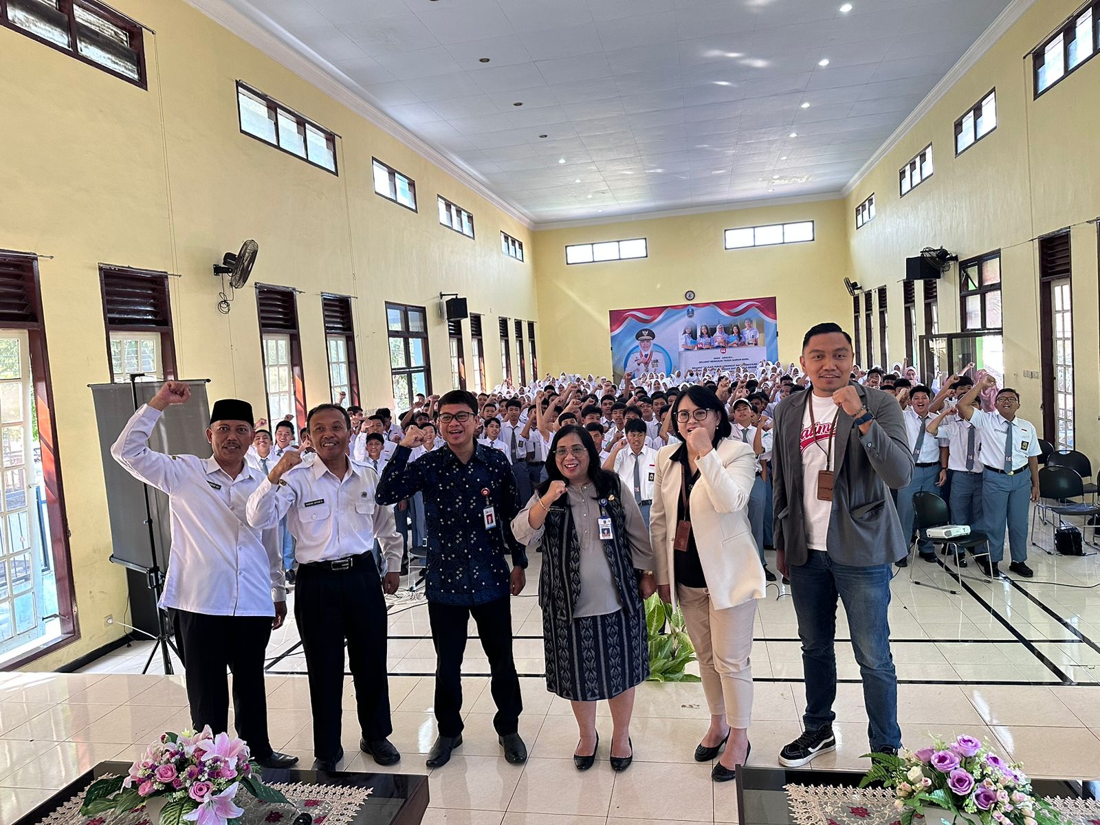 Jajaran Bank Jatim cabang Kepanjen, Cabang Disdik Kabupaten Malang, kepala, guru serta siswa-siswi SMAN 1 Kepanjen usai edukasi dan sosialisasi literasi keuangan, kemarin (9/8).