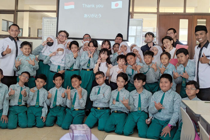 TUKAR PENGE&shy;TAHUAN DUA NEGARA: Para tamu bersama murid kelas 5 SD BSS setelah sharing session, kemarin (9/8).