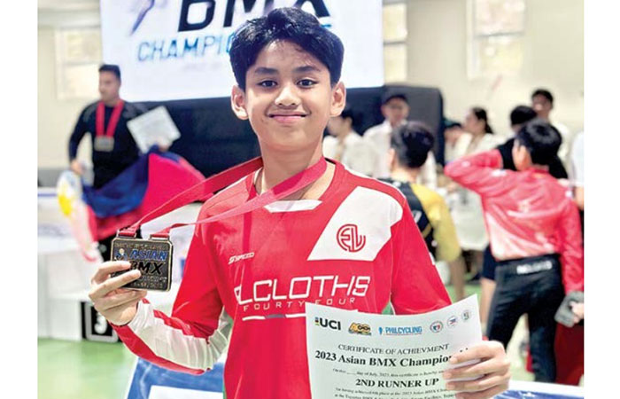 Muhammad Danae Almer menunjukkan medali dan piagam penghargaan Asian BMX Championship 2023 di Filipina, Juli lalu.