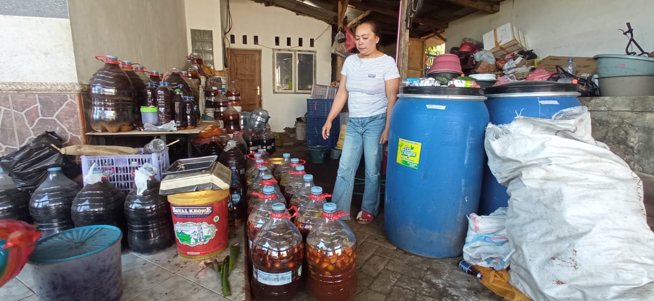 OLAH SAMPAH: Yayuk Winarko, salah satu relawan Eco Enzim menunjukkan olahan sampahnya, Kamis (10/8).