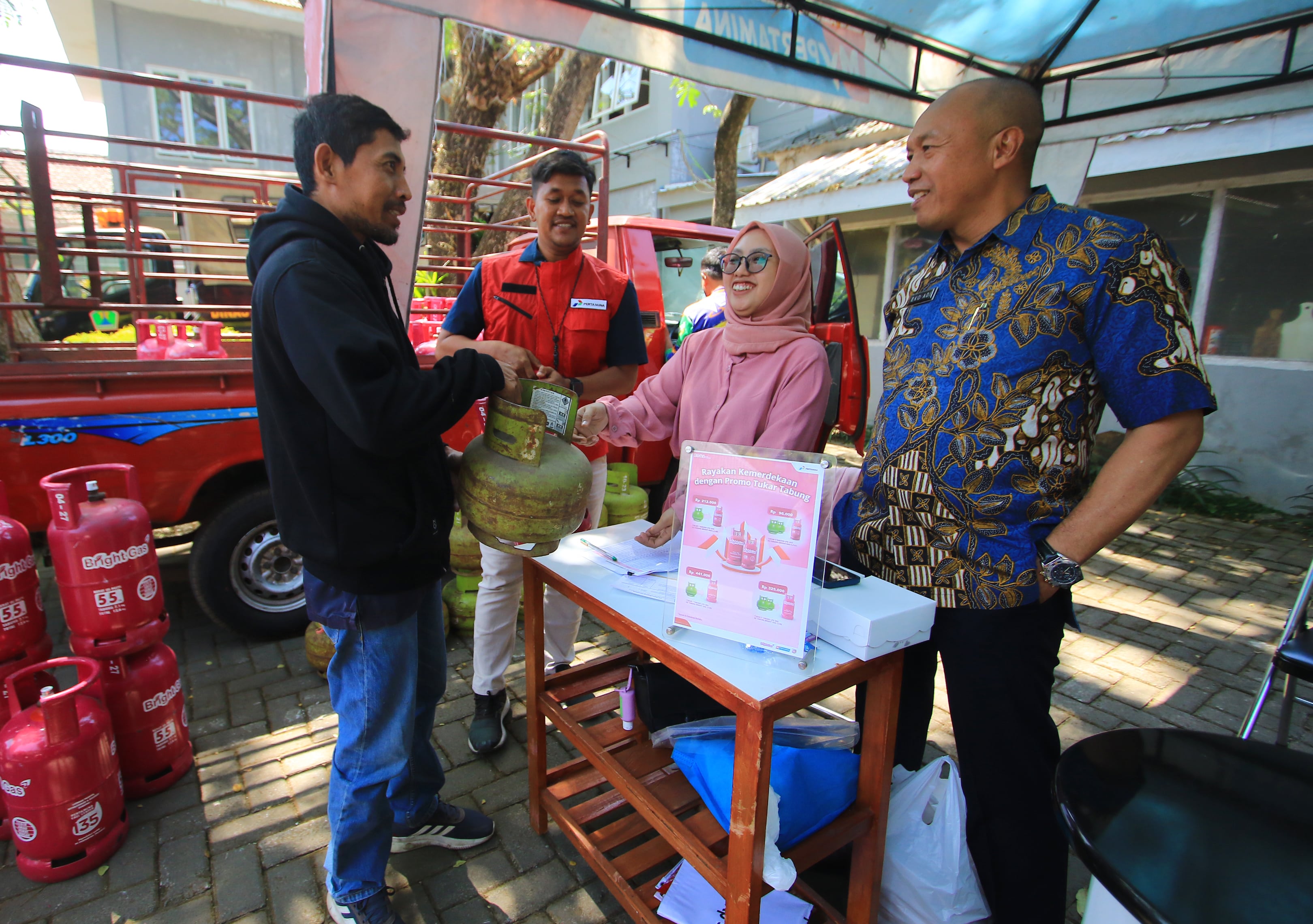 ANTISIPASI KELANGKAAN: Seorang warga menukarkan tabung LPG kemasan 3 kilogram (melon) dengan tabung berukuran 5,5 kg, kemarin (11/8)