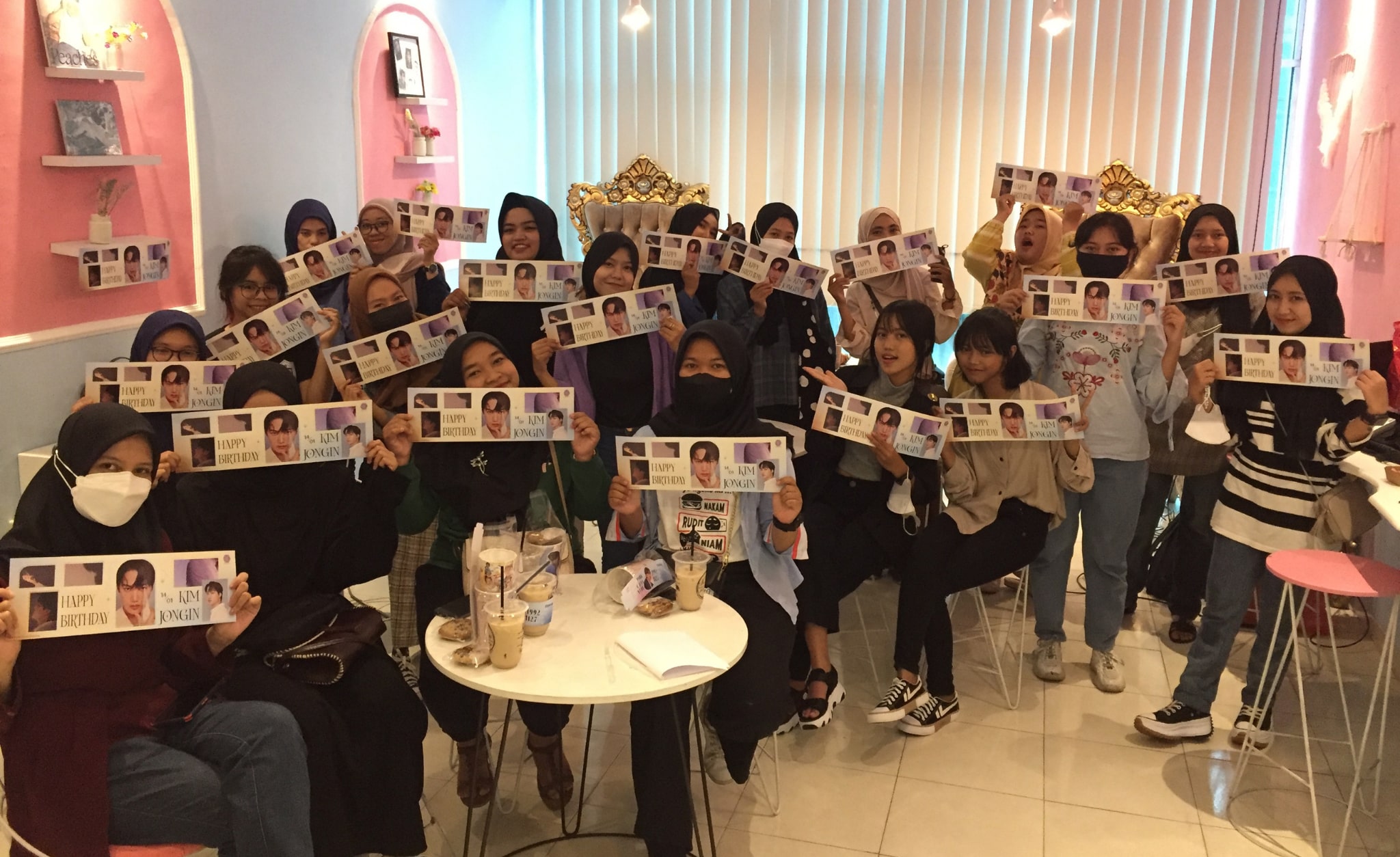 PERTEMUAN RUTIN: Anggota komunitas EXO-L Malang menunjukkan foto artis idola di sela-sela kegiatan.
