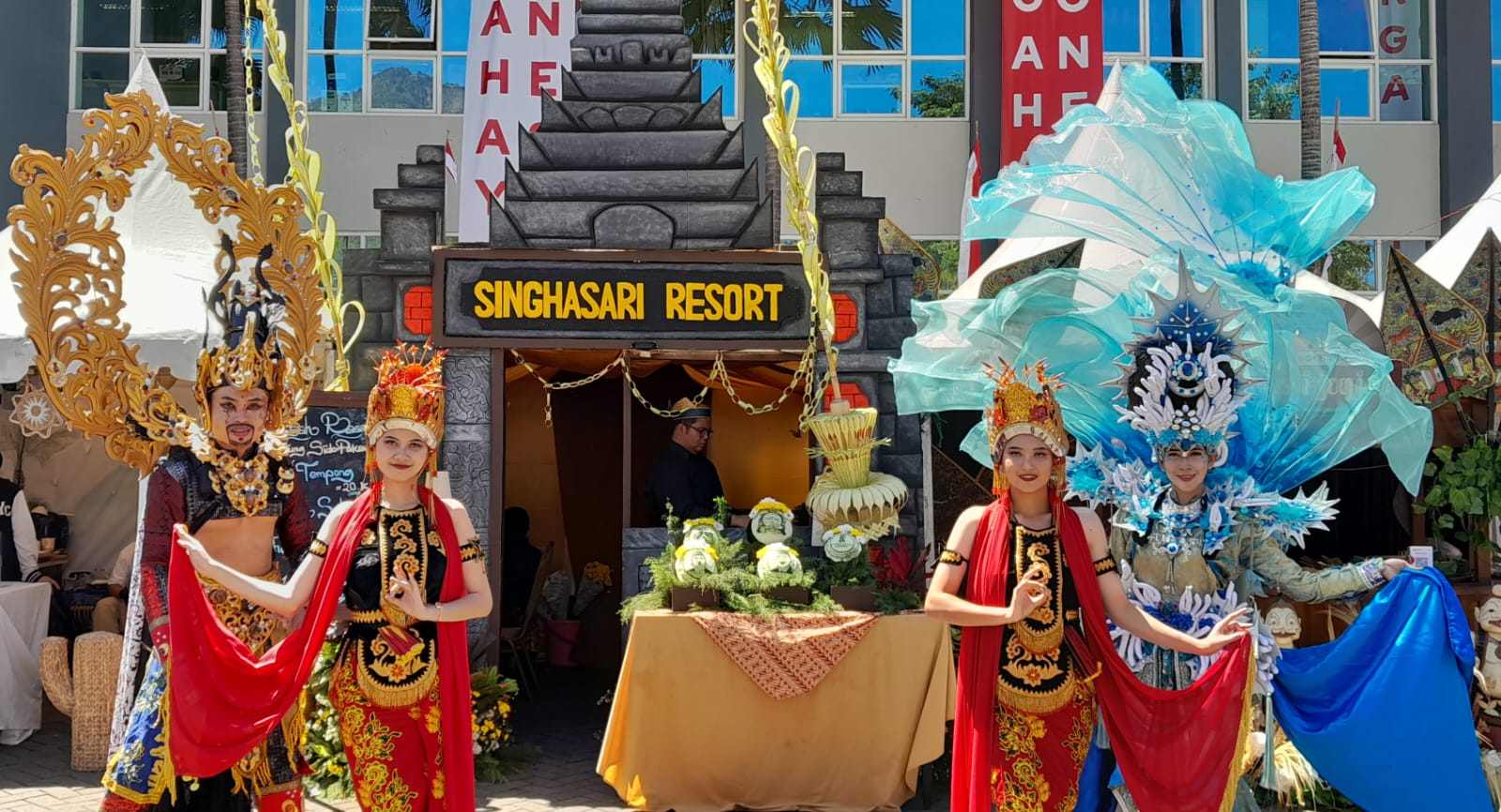 ATRAKTIF: Stan milik The Singhasari Resort menghadirkan budaya khas Banyuwangi lengkap dengan penari Gandrungnya dalam Batu Street Food Festival #6 di Balai Kota Among Tani, kemarin (11/8).
