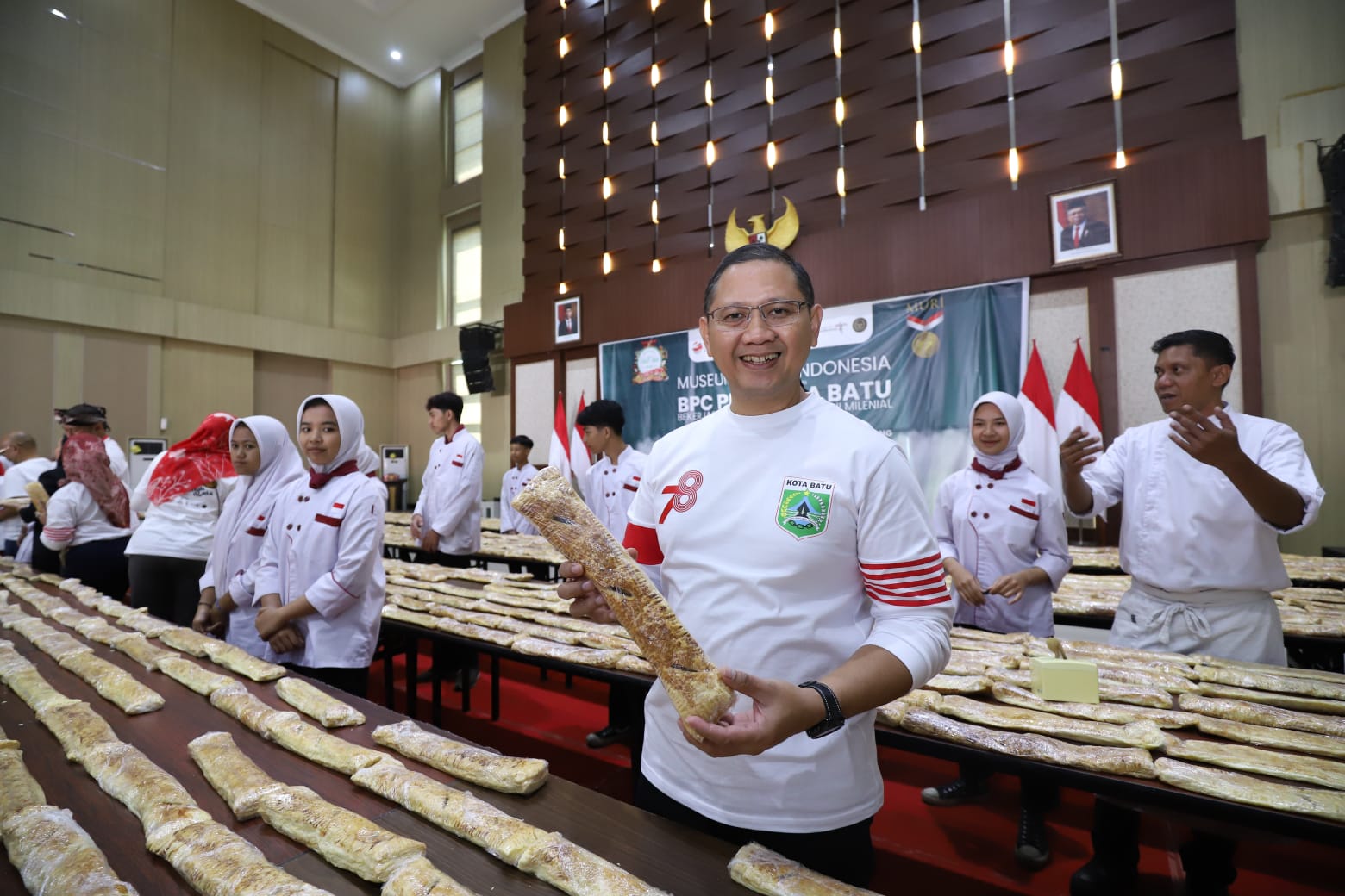 PANJANG: Pj Wali Kota Batu Aries Agung Paewai menunjukkan kue strudel berbahan apel terpanjang yang memecahkan rekor Muri.