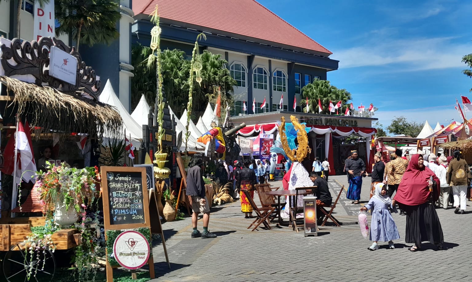 KULINER HOTEL: Sejumlah stan kuliner dari beberapa hotel di Kota Batu yang menyuguhkan menu denganharga kaki lima.