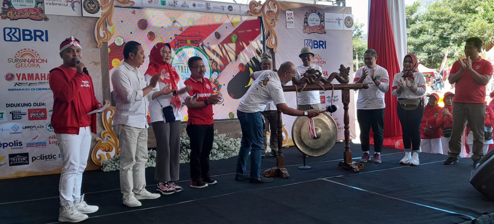 PEMBUKAAN: Pj Wali Kota Batu Aries Agung Paewai dan mantan Wali Kota Dewanti Rumpko dan Wawali Punjul Santoso hadiri pembukaan BSFF 2023.
