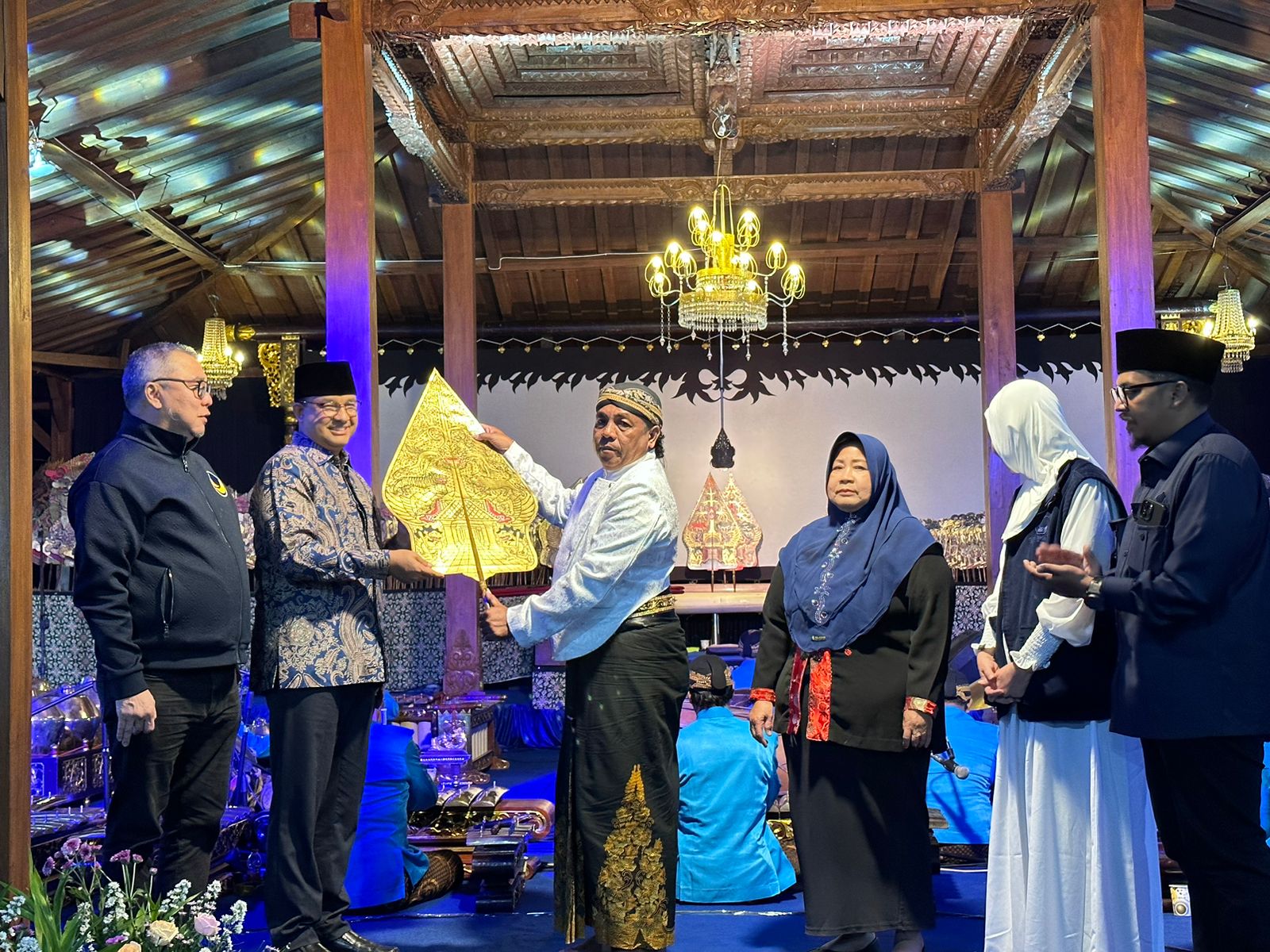 Anies Baswedan menerima gunungan wayang dari dalang dalam seremoni pagelaran wayang kulit di Toyomarto Singosari.