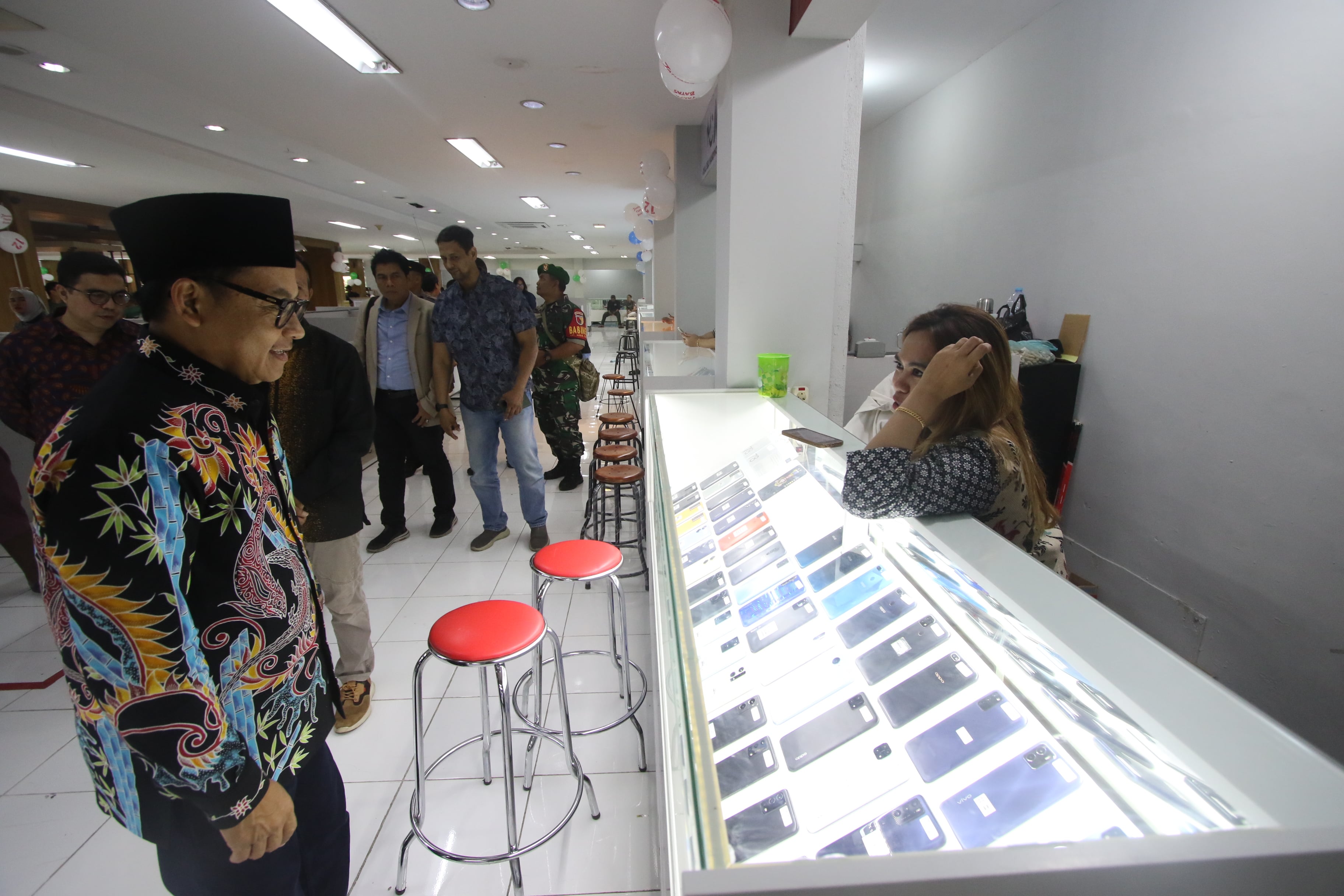 MENINJAU LAPAK PEDAGANG: Usai meresmikan World Trade Center (WTC) di lantai 2 Sarinah, Wali Kota Sutiaji berkomunikasi dengan pedagang, kemarin (11/8).