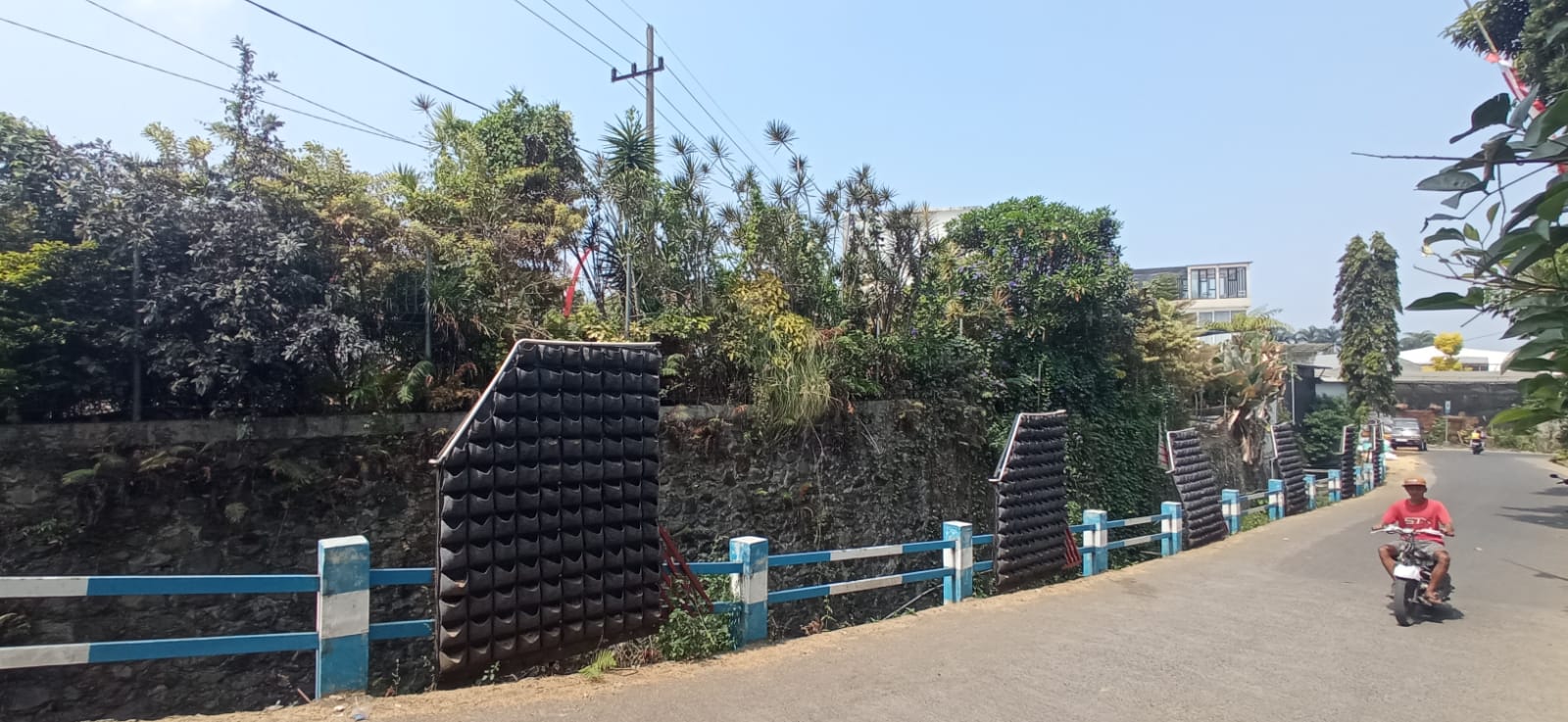 TIDAK ADA BUNGANYA: Tiga vertical garden yang berjajar di pinggir Jalan  Gelora Bunga Desa Sidomulyo, Kecamatan Batu ini sangat mengenaskan kondisinya.
