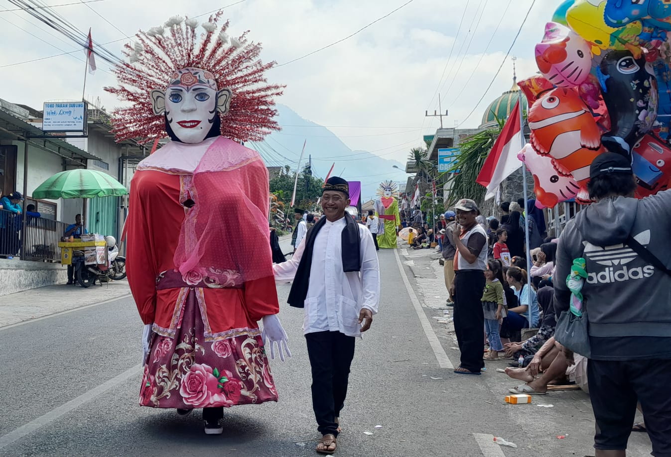 TARIK PERHATIAN: Seni ondel-ondel dari Betawi ikut semarakkan karnaval di Desa Junrejo, Minggu (13/8)
