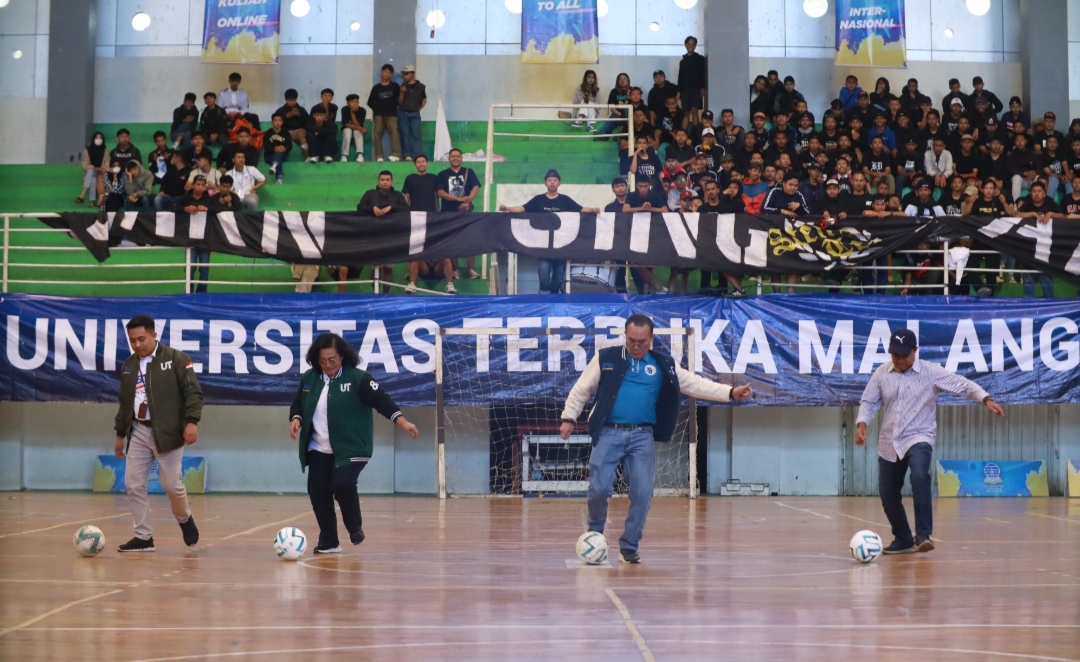 Jajaran pimpinan Universitas Terbuka Malang bersama Pj Wali Kota Batu Aries Agung Paiwey melakukan kickoff Turnamen Futsal antar SMA sederajat pada 12 Agustus lalu.