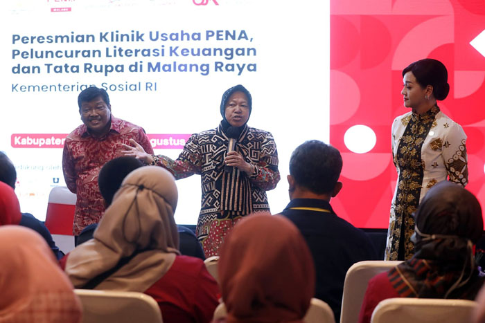 Mensos Tri Rismaharini memberikan sambutan dalam acara peresmian Klinik Usaha PENA dan Peluncuran Tata Rupa Nusantara di Pakisaji Kabupaten Malang, Sabtu, (12/8).