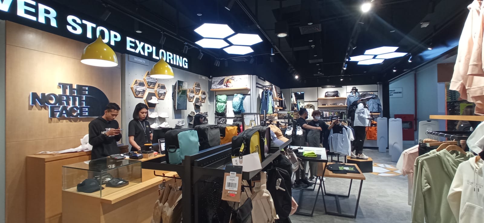 HADIR DI MALANG: Pengunjung Mal Olympic Garden (MOG) memilih-milih pakaian di outlet The North Face, kemarin.