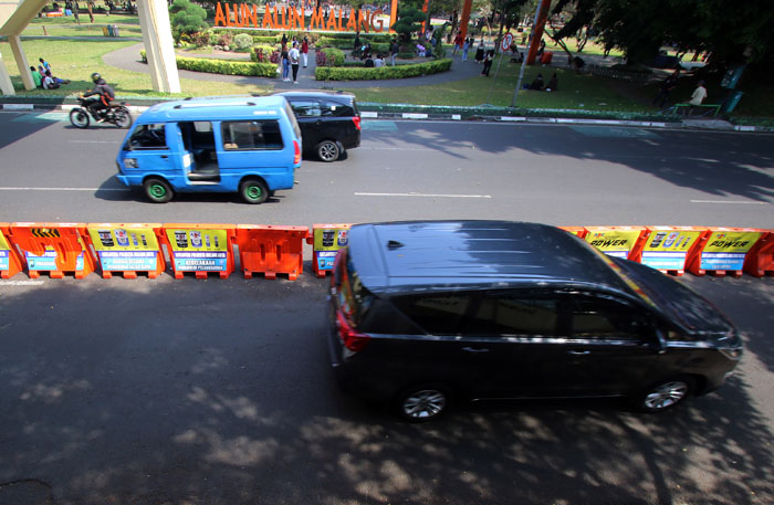 EVALUASI: Setelah diberlakukan dua arah sejak Jumat lalu (11/8), arus lalu lintas di Jalan Merdeka Utara lancar, kemarin (13/8)