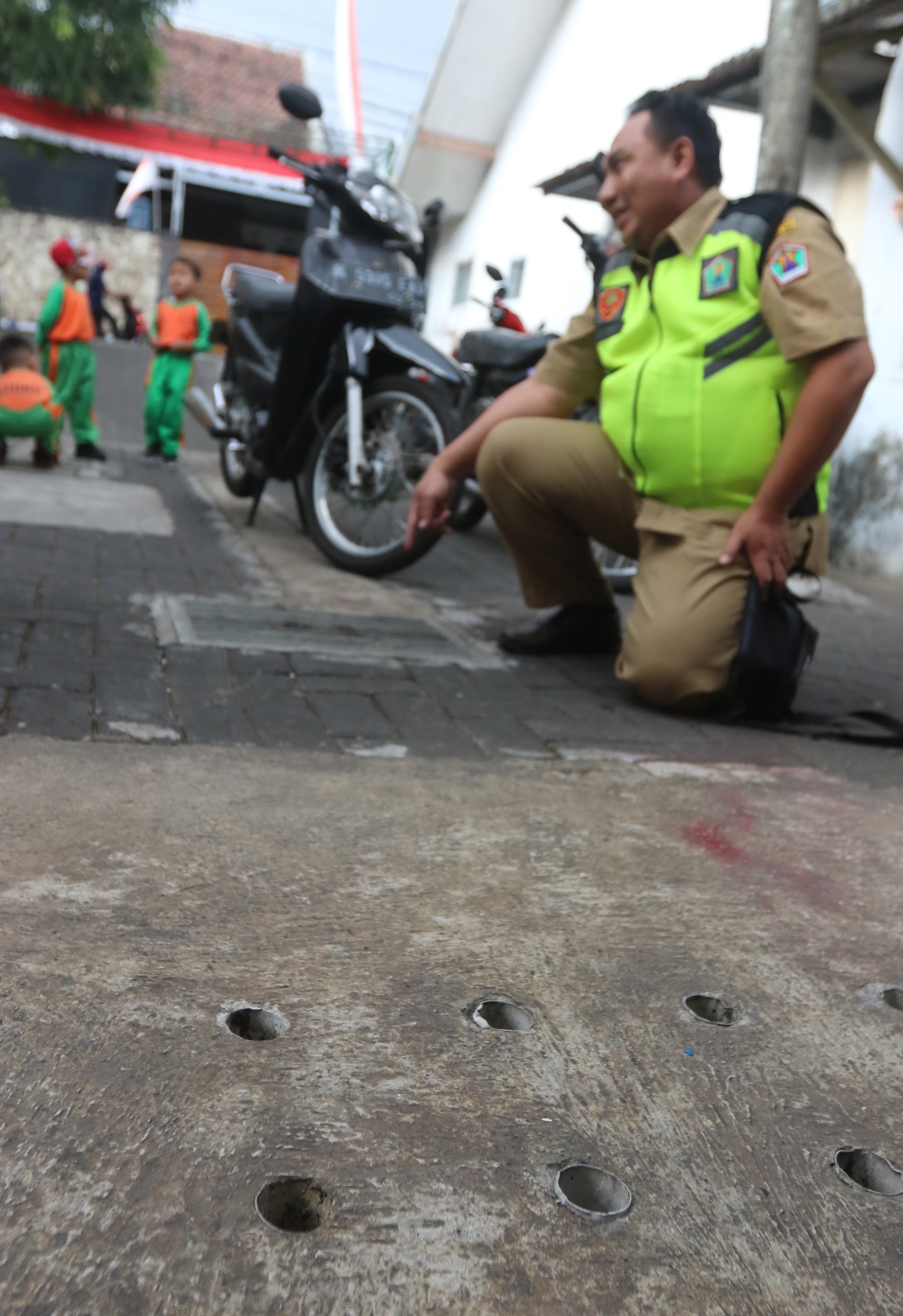 INFRASTRUKTUR: Sekretaris Kelurahan Samaan Erik Maulana meninjau titik sumur resapan, kemarin (14/8)