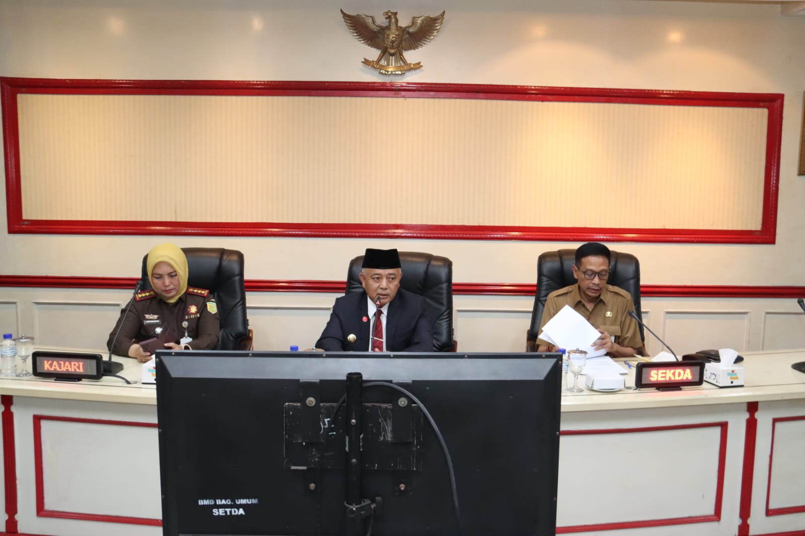 Bupati Malang Drs HM Sanusi MM (tengah), Sekda Kabupaten Malang Dr Ir Wahyu Hidayat MM, dan Kajari Kabupaten Malang Dr Diah Yuliastuti SH MH dalam rapat verifikasi akhir, kemarin (15/8).