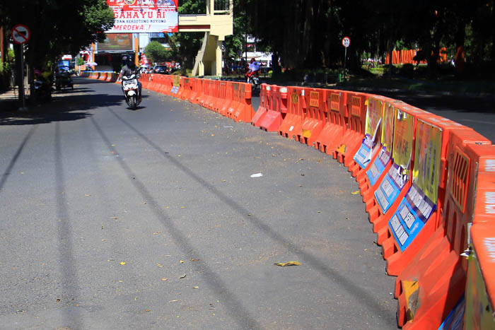 TAK ADA KELUHAN: Situasi lalu lintas di Jalan Merdeka Utara tampak lengang kemarin siang. Sejauh ini, rekayasa dua arah di sana dianggap efektif.