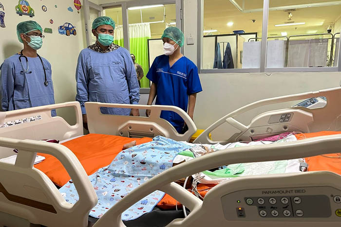 Tim dokter mengawal pemulihan kondisi bayi kembar siam paska operasi pemisahan, di RSSA Malang.
