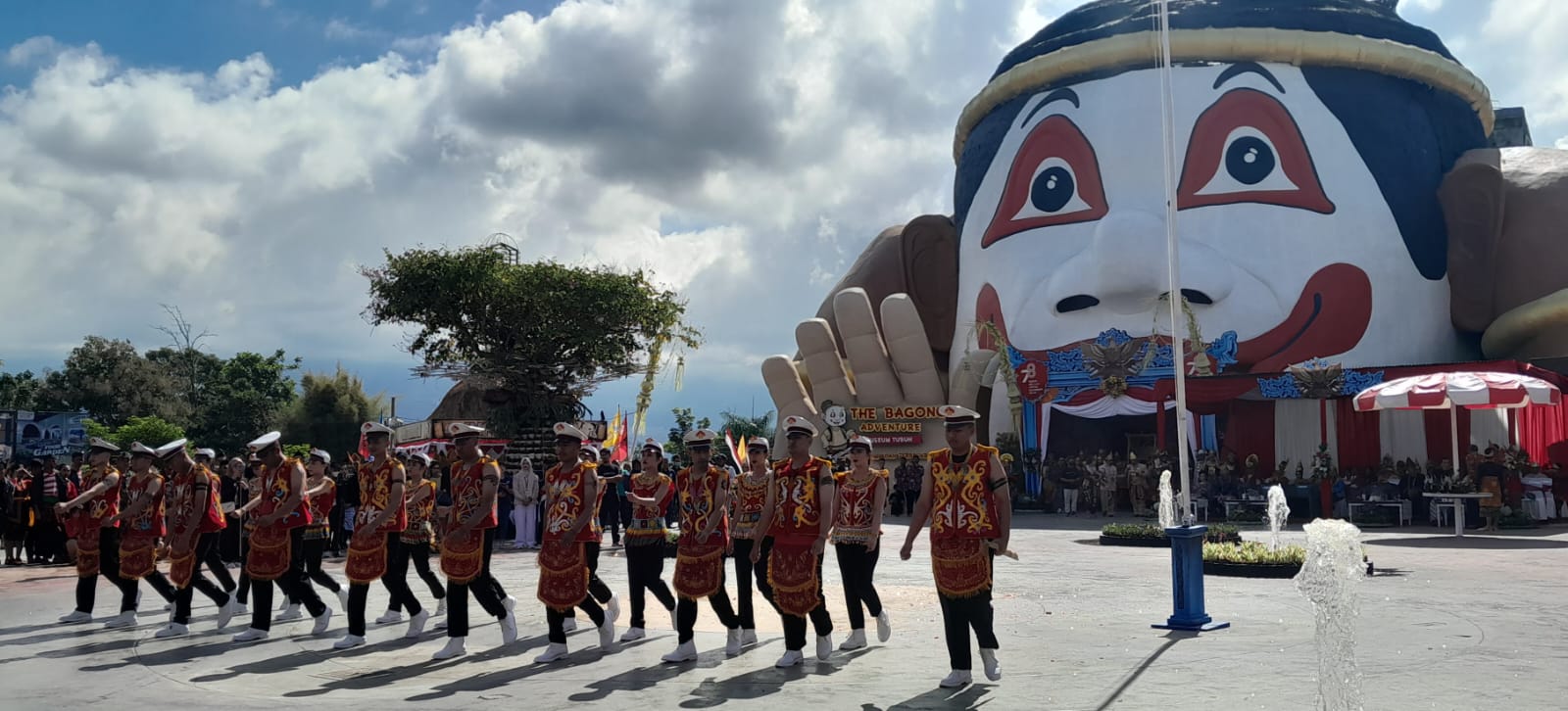 BARIS BERBARIS: Para karyawan Jatim Park Group lomba baris berbaris.