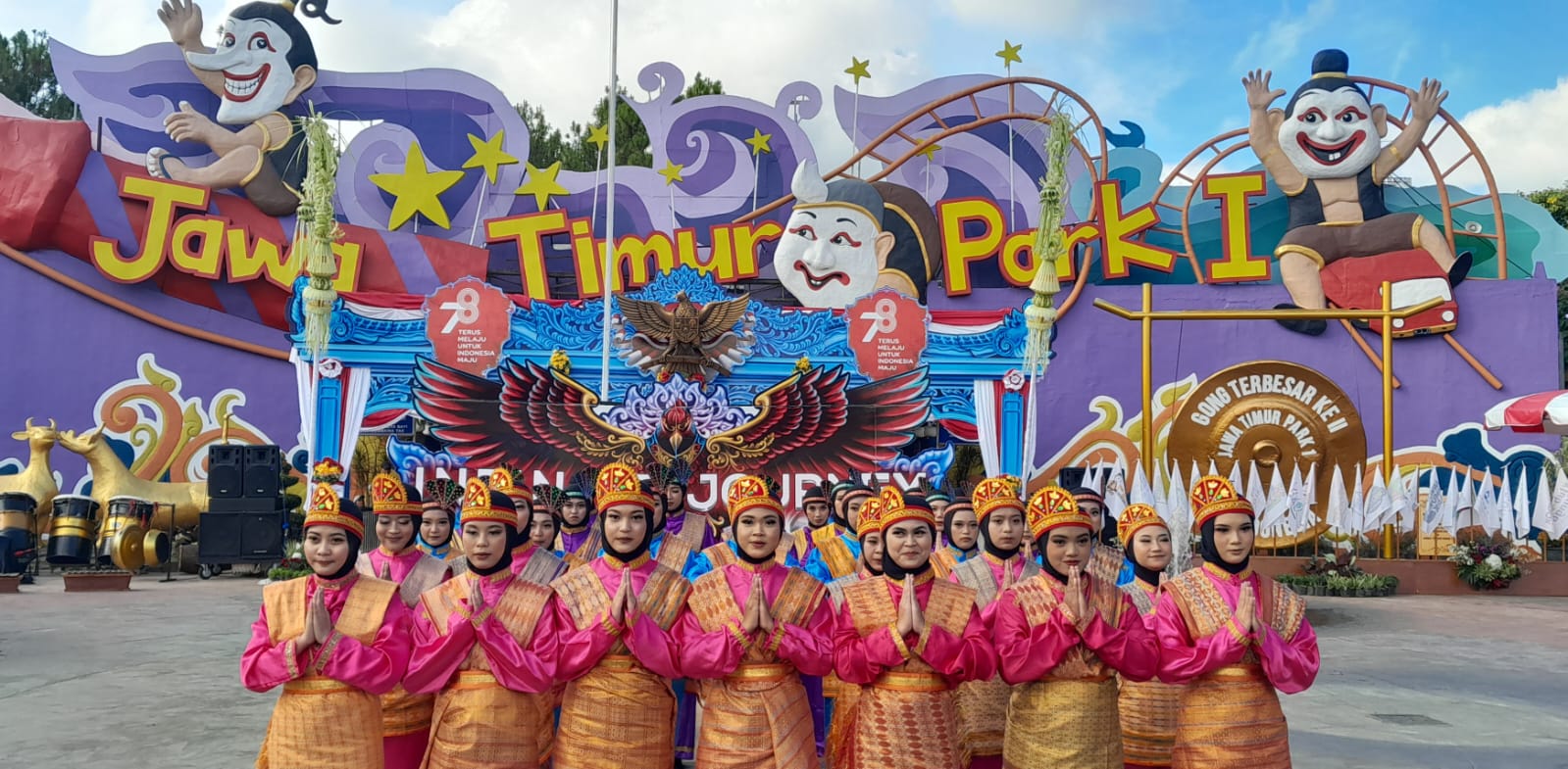 TARI SAMAN: Sejumlah karyawan Jatim Park Group menampilkan tari Saman dari Aceh.