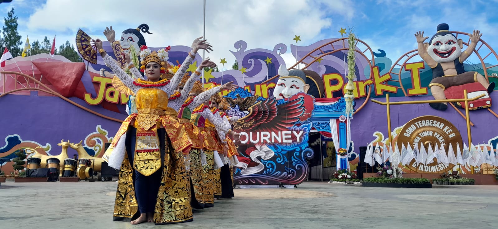 TARI KONTEMPORER: Perpaduan tari tradisional dan kontemporer ditampilkan dengan apik.