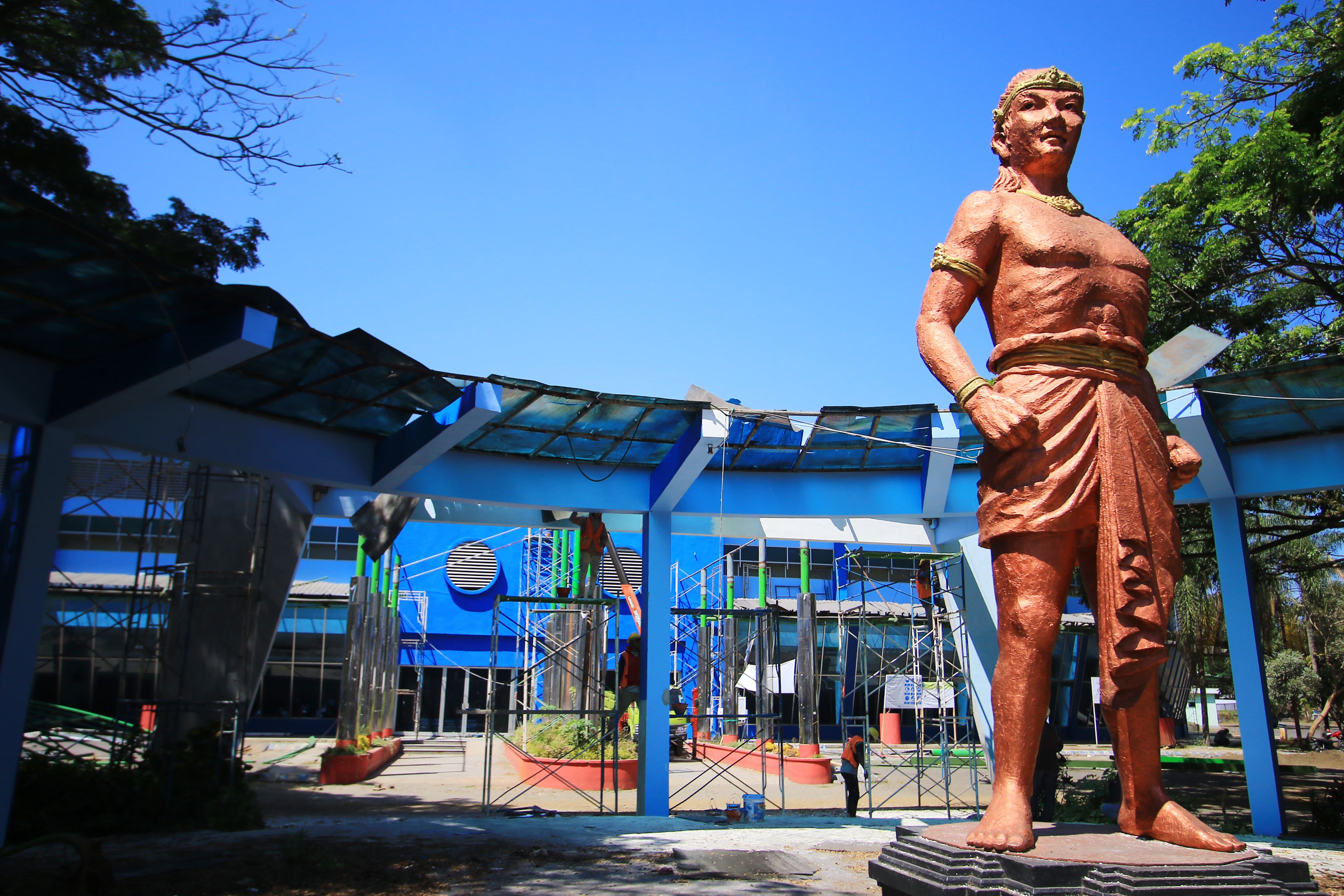 MEMBIRU: Pekerja mengebut renovasi GOR Ken Arok di Buring, Kecamatan Kedungkandang, kemarin. Usai renovasi, cat GOR didominasi warna biru.