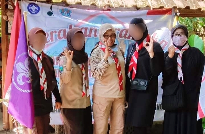 Siti Nurjanah (tengah) bersama binaannya, anak-anak SKB Kota Malang