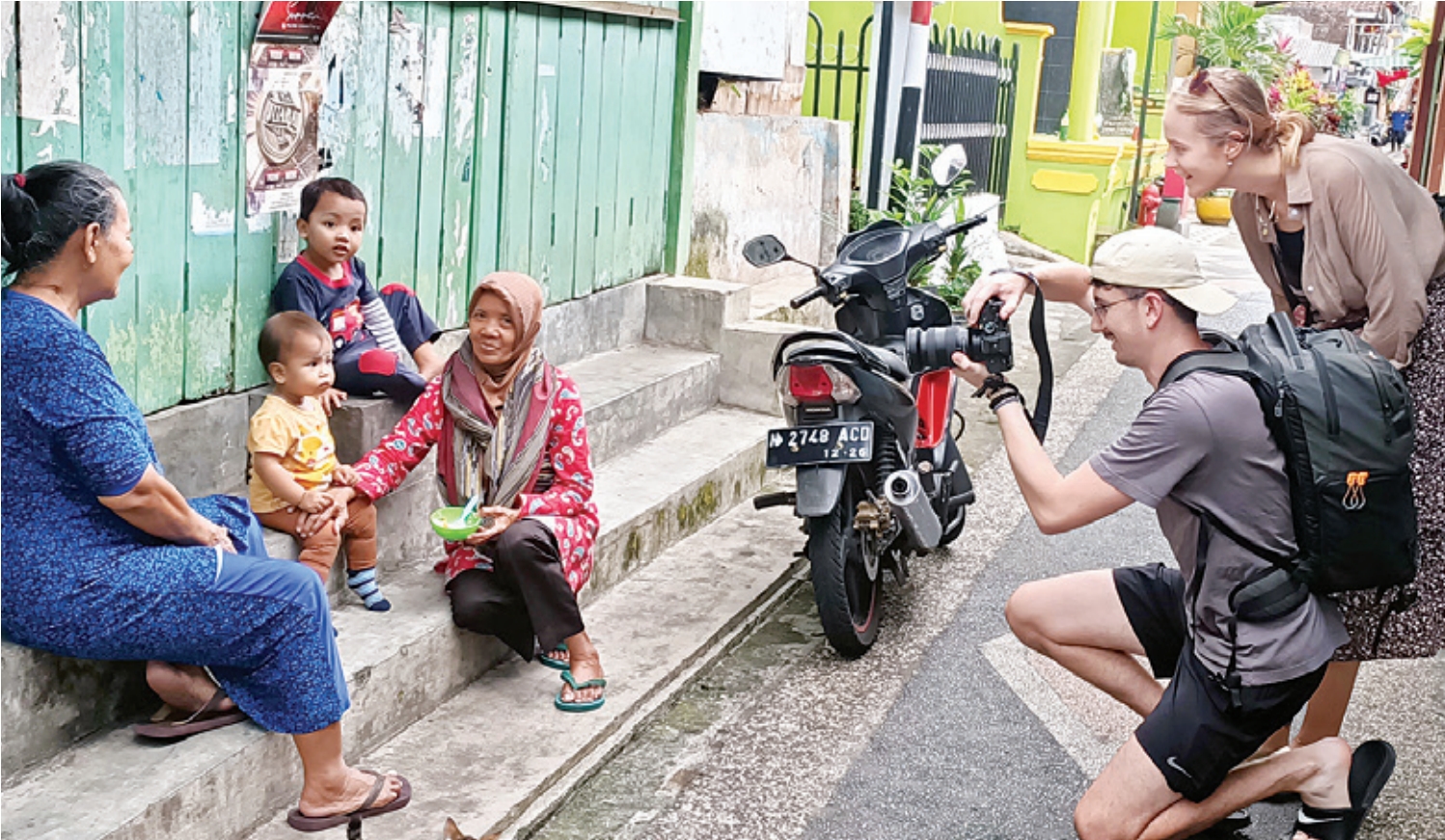 Wisatawan asing memotret warga di gang Kajoetangan Heritage.