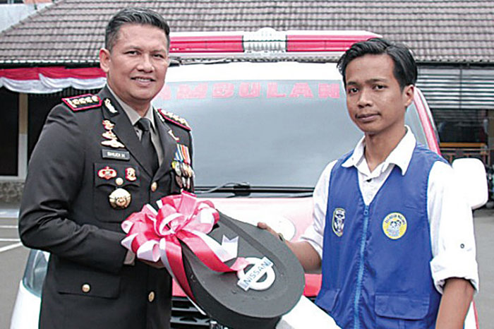 Kapolresta Malang Kota Kombes Pol Budi Hermanto (kiri) menyerahkan ambulans kepada perwakilan relawan Estehanget di halaman Polresta Malang Kota kemarin pagi (17/8).