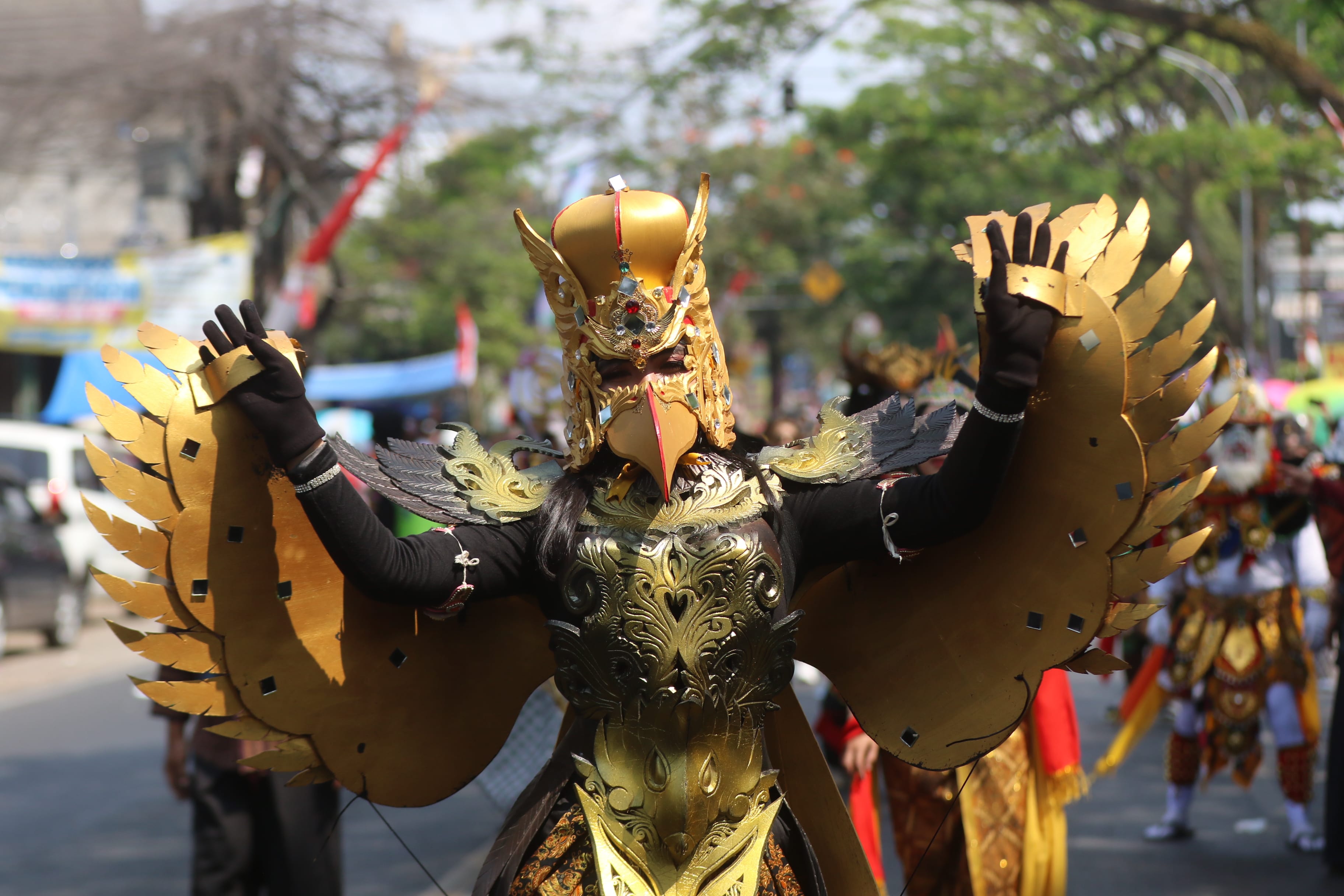 SEMARAK KEMERDEKAAN: Peserta pawai dari RW 01 Kelurahan Gadang, Kota Malang menampilkan kostum garuda, kemarin (20/8). Mereka berjalan mulai Perumahan Gadang Regency hingga depan kantor Perumda Tunas.