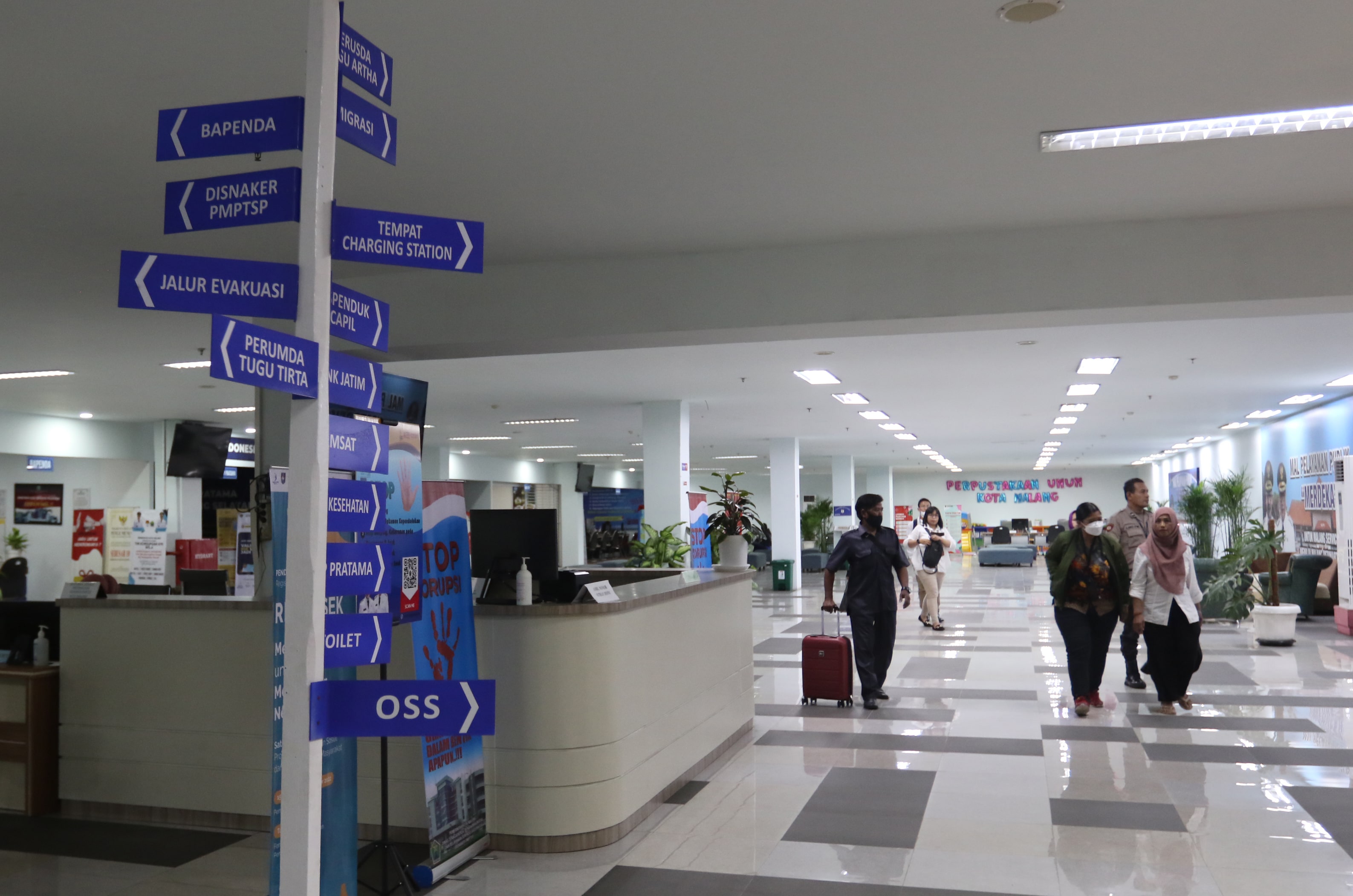 LAYANAN PUBLIK: Warga berlalu lalang di Mal Pelayanan Publik (MPP) untuk mengurus perizinan maupun administrasi kependudukan.