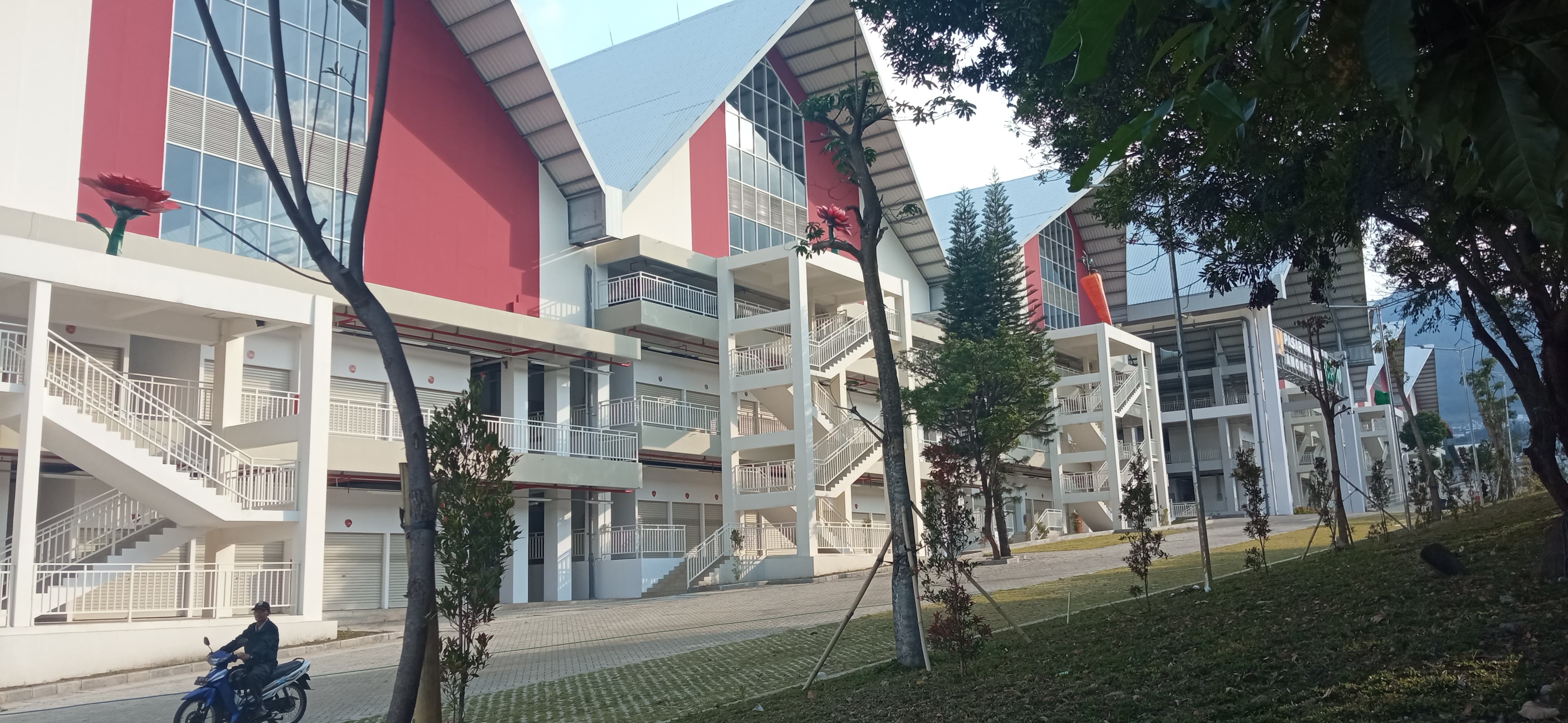 BELUM JUGA DITEMPATI: Meski pembangunan Pasar Induk Among Tani sudah selesai dua bulan lalu, tetapi belum jelas kapan akan ditempati oleh pedagang.