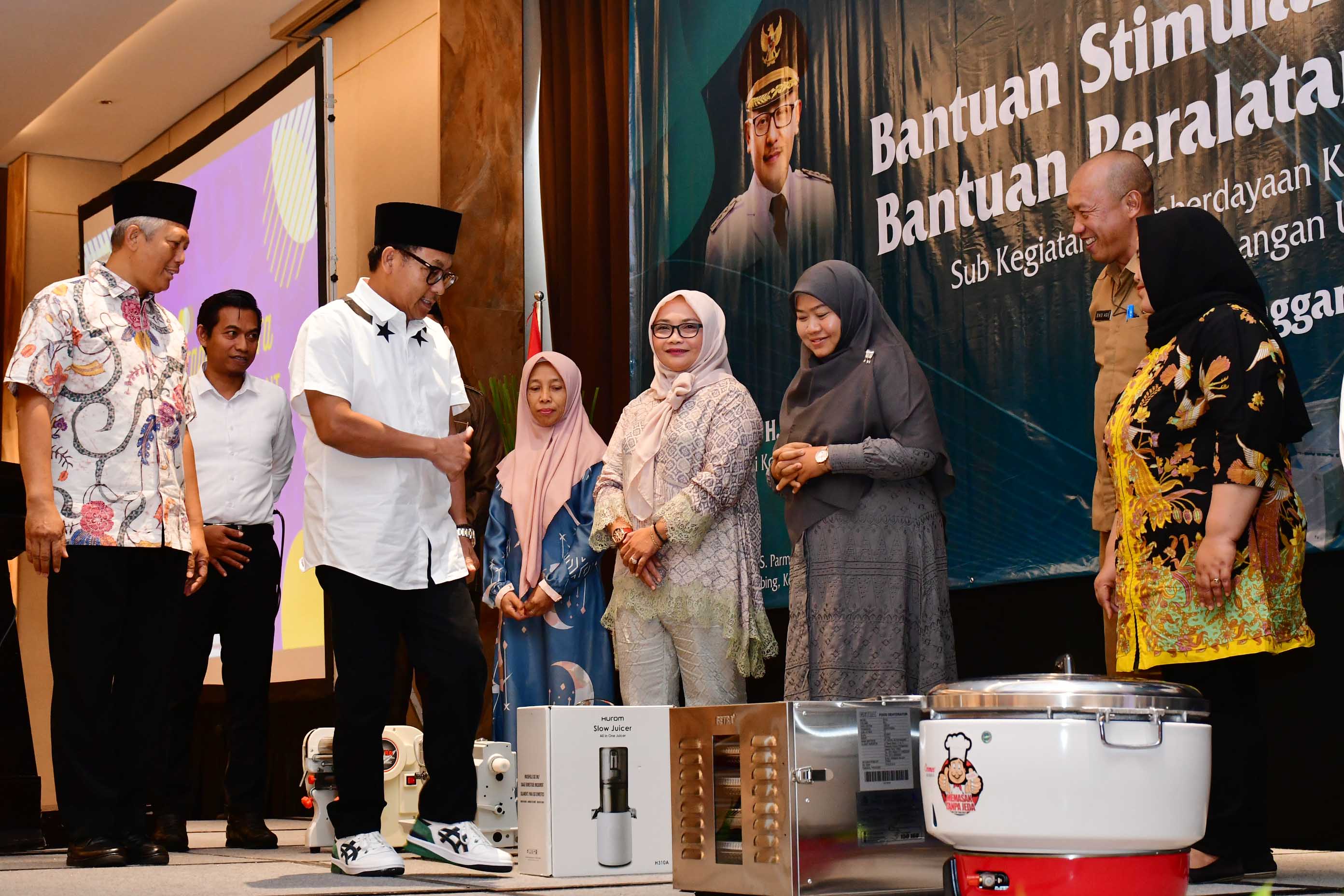 GENJOT EKONOMI: Wali Kota Malang Sutiaji (dua dari kiri) menyerahkan bantuan peralatan untuk pelaku UMKM di Kota Malang.