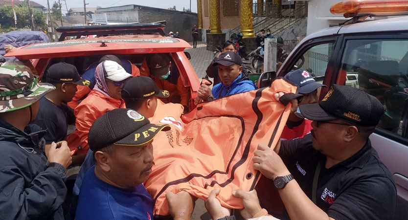 Tim BPBD, PMI, dan Damkar Kota Batu mengevakuasi jenazah Yodeka Kopaba yang meninggal di Pos 2 Jalur Pendakian Lereng Gunung Arjuno, Minggu, (20/8).