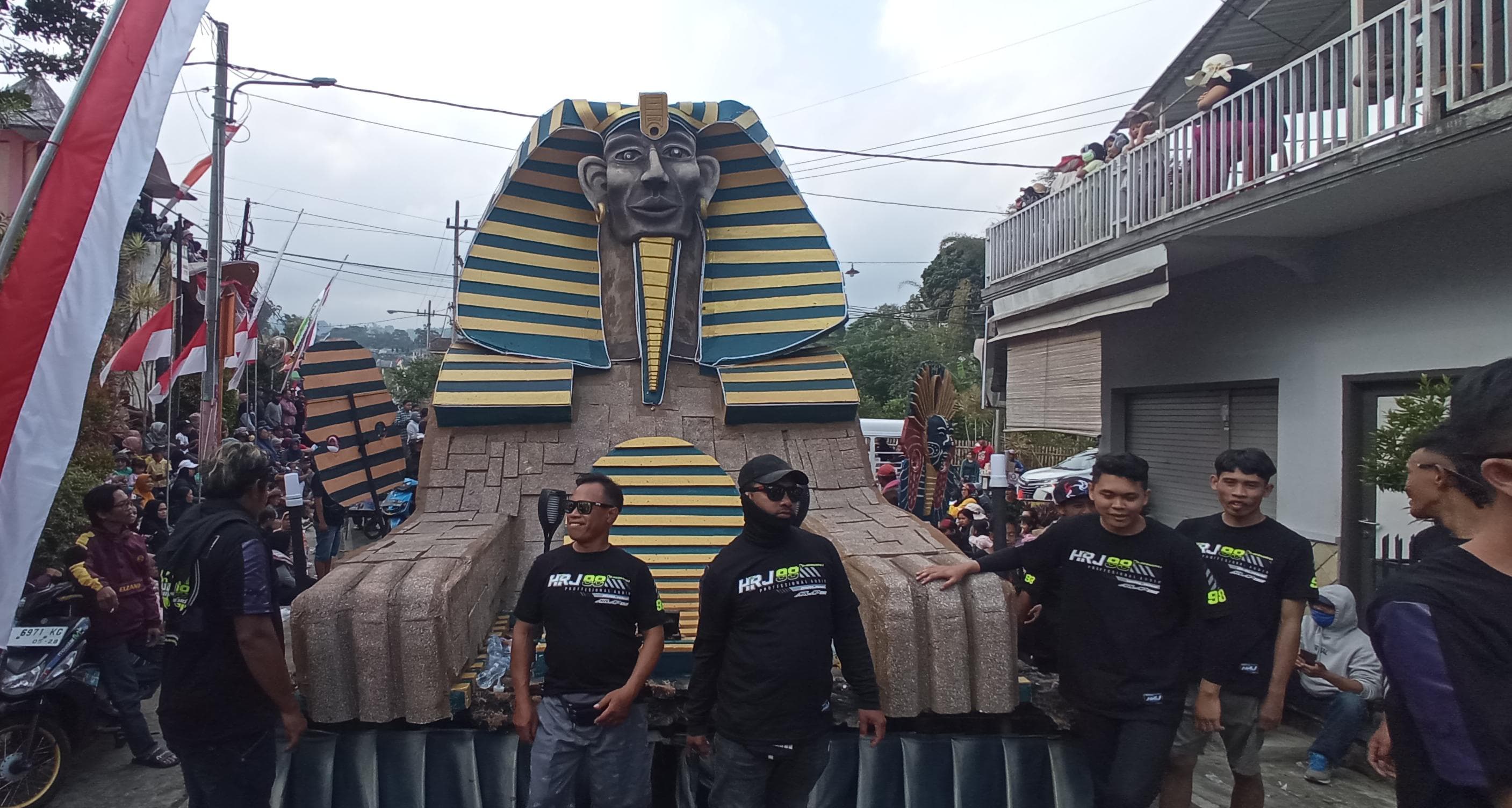 TAMPIL BEDA: Salah satu peserta karnaval di Desa Punten, Kecamatan Bumiaji mengusung ogoh-ogoh Sphinx yang merupakan kebudayaan Mesir, Senin (21/8).