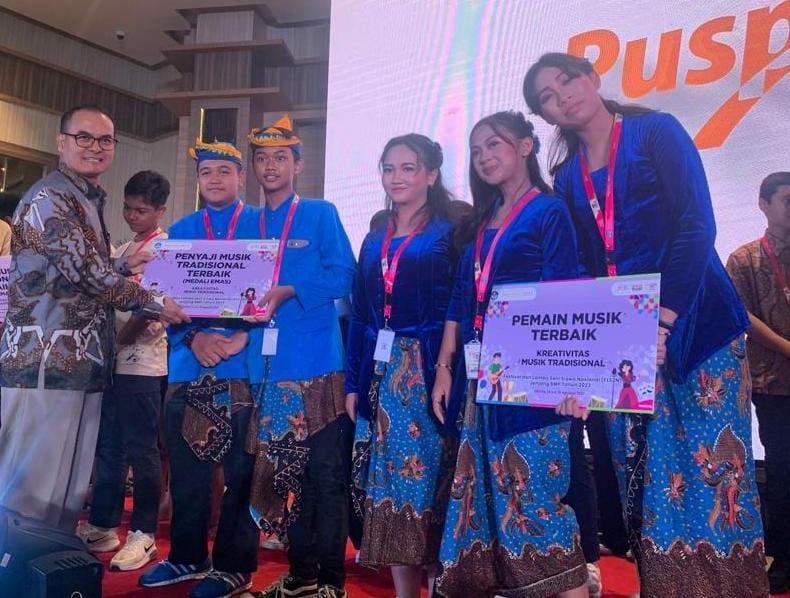 BIKIN BANGGA : Siswa siswi SMPN 4 Malang yang meraih Medali Emas kategori Penyaji Musik Tradisional Terbaik dan Pemain Musik Terbaik, kemarin.