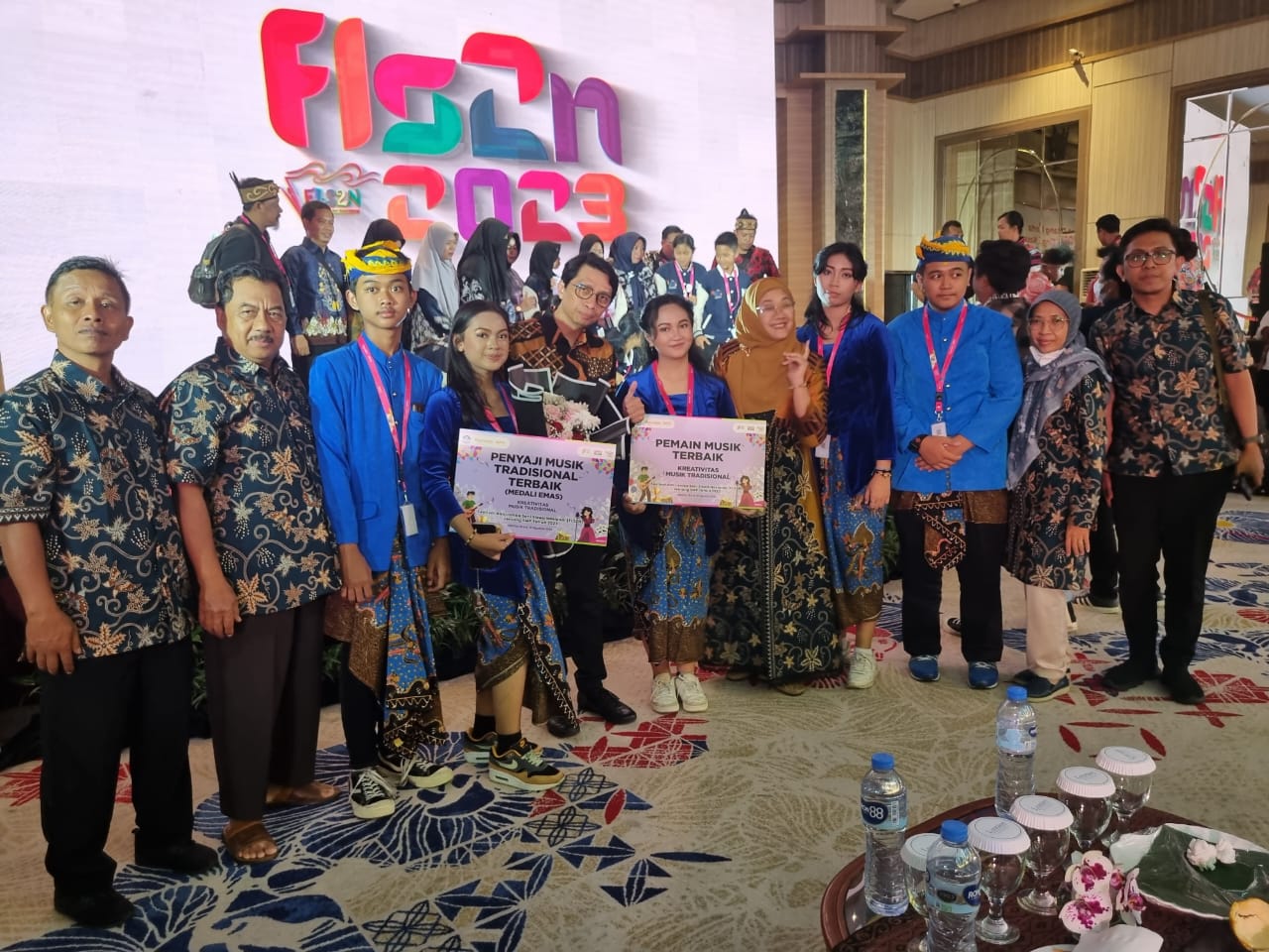 TRADISI PRESTASI : Para Jawara berfoto bersama Ketua BPTI, Kepala SMPN 4 Malang dan bapak ibu guru yang membantu kesuksesan penampilan siswa di ajang FLS2N pusat.