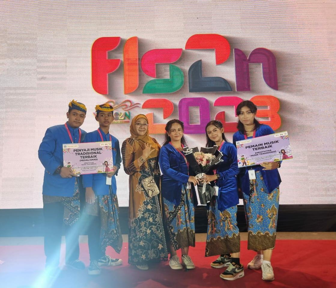 BERI BUKTI : Kepala Sekolah Dr Pancayani Dinihari (tiga kiri) memberikan apresiasi kepada siswa siswi dari SMPN 4 Malang.