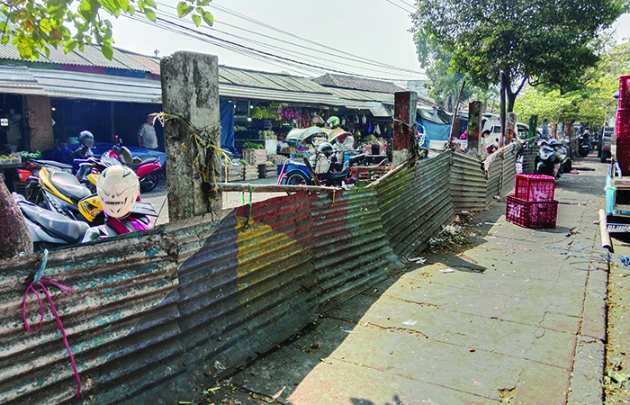 ADA CALON INVESTOR: Pagar di depan Pasar Blimbing terlihat lusuh dan tak layak. Anggota DPRD Kota Malang mendorong pemkot untuk melakukan perbaikan.