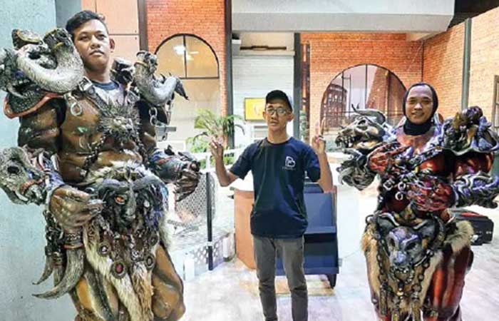 Muhammad Ma&rsquo;ruf (tengah) menunjukkan karya kostum cosplayer buatannya.
